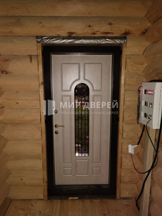 Светлая входная дверь для дома - фото