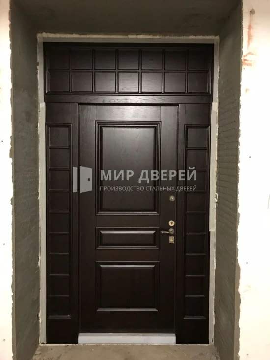 Входная дверь снаружи темная внутри белая - фото