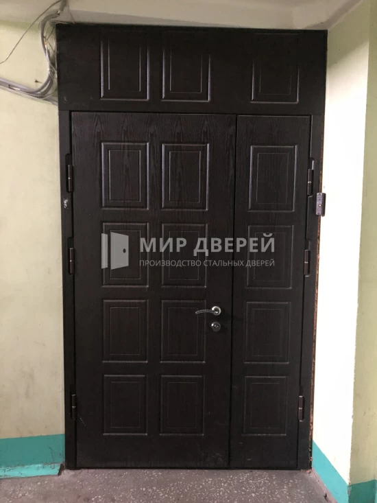 Двухстворчатая дверь с фрамугой в квартиру - фото